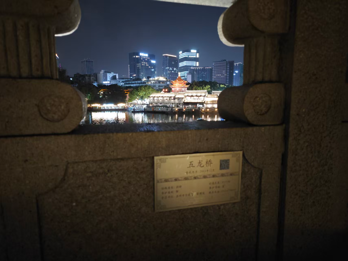 照片上有个楼的招牌是绣娘丝绸，之前来的时候对这个高楼印象深刻