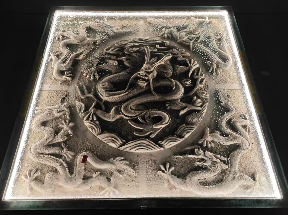 五龙桥上有一块浮雕，上面有五条龙，旁边有标识说不让踩，我看见有人踩了，浮雕没被踩坏。这块浮雕上的玻璃可以踩，一般人踩不坏，可放心踩