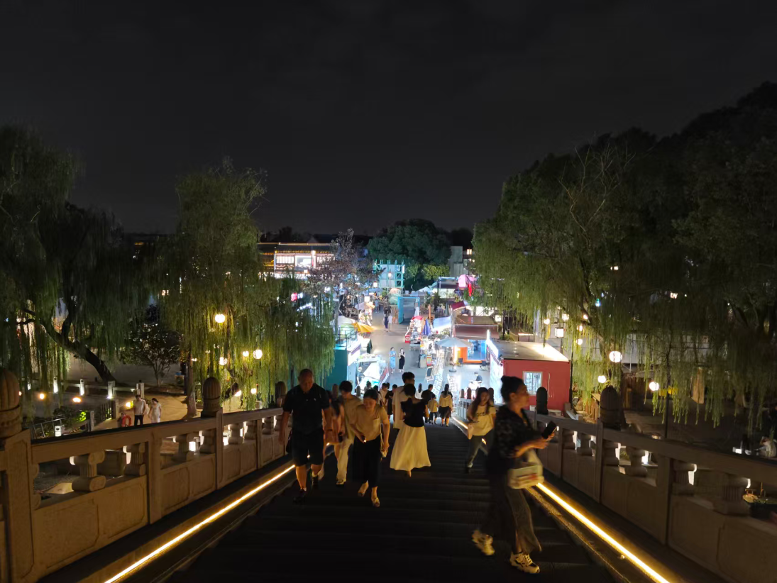 在五龙桥上拍的，我感觉下面可以通到山塘街，我没有走这条路，我回去时走了上桥时的路