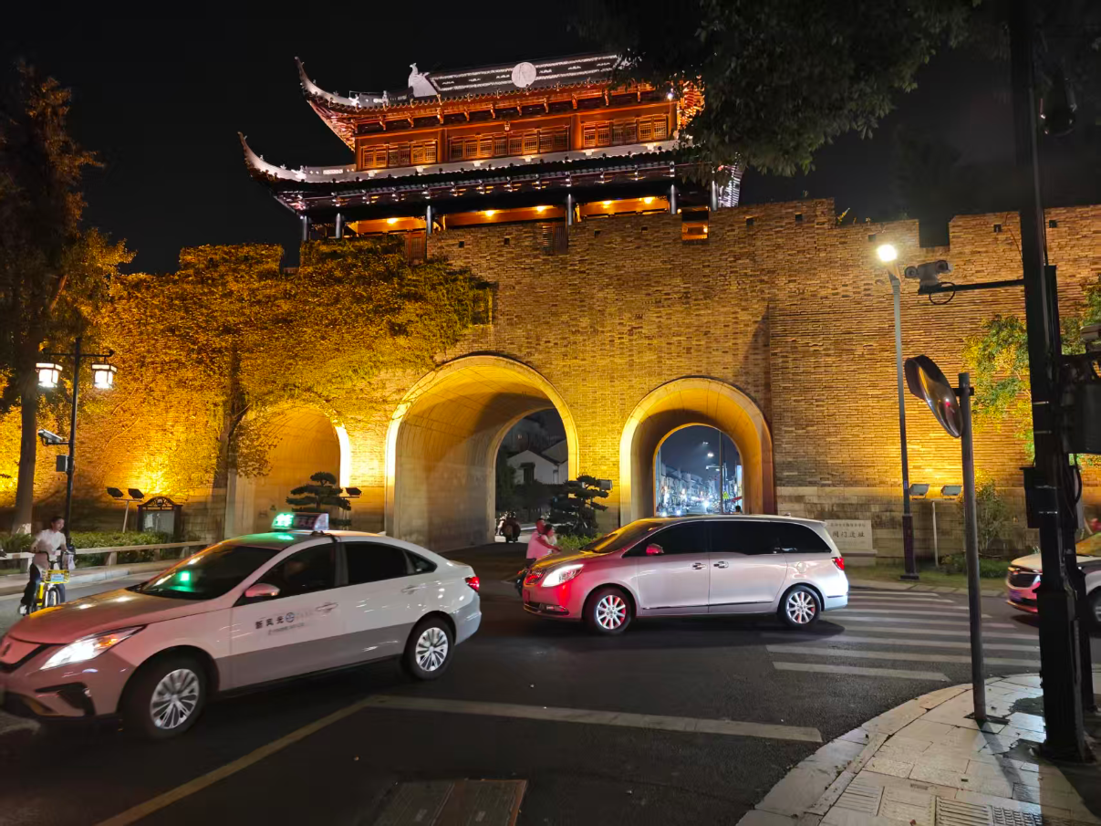 果然，随手一拍就有亮点，这大哥这电车是怎么骑的？可以教教我吗