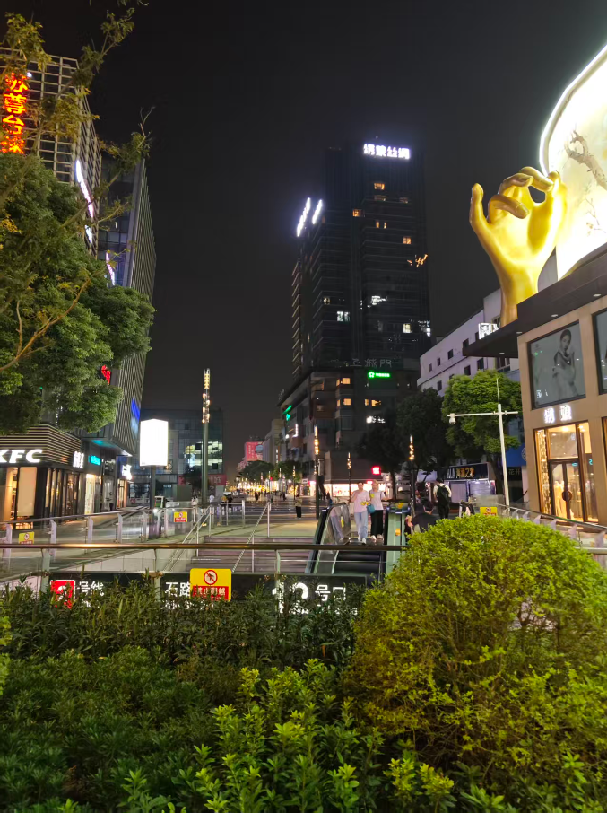 石路站12号地铁口，前面楼上的大招牌绣娘丝绸让我印象深刻