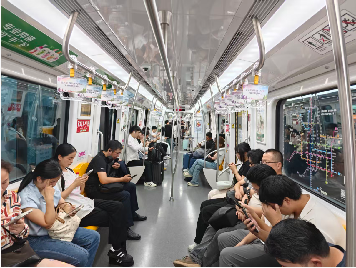 现在已经晚上10点多了，竟然还有这么多人